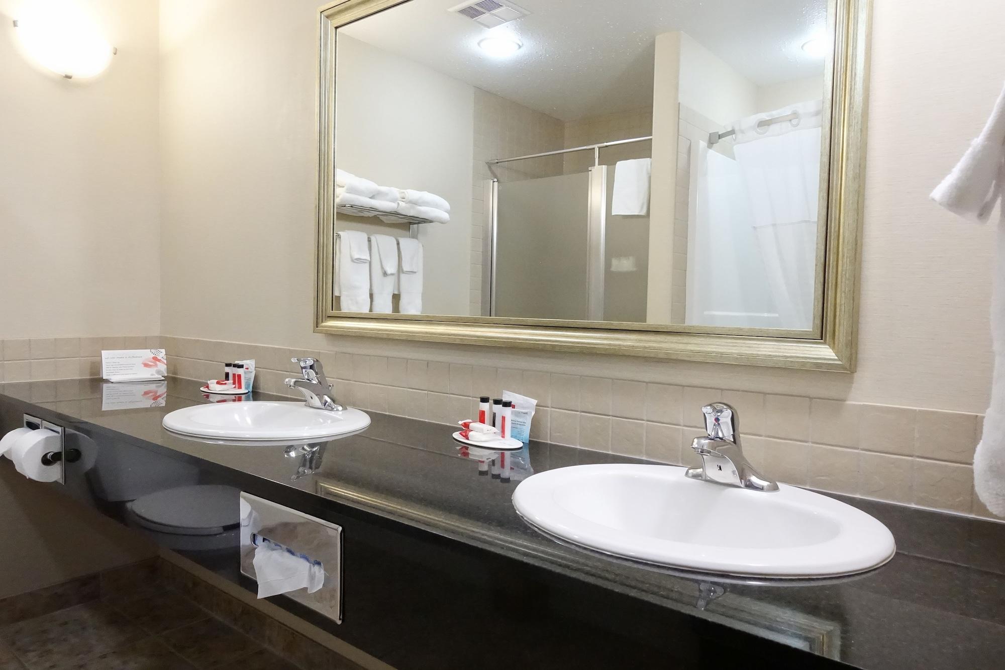 รามาดา บาย วินด์แฮม วีย์เบิร์น Hotel Weyburn ภายนอก รูปภาพ