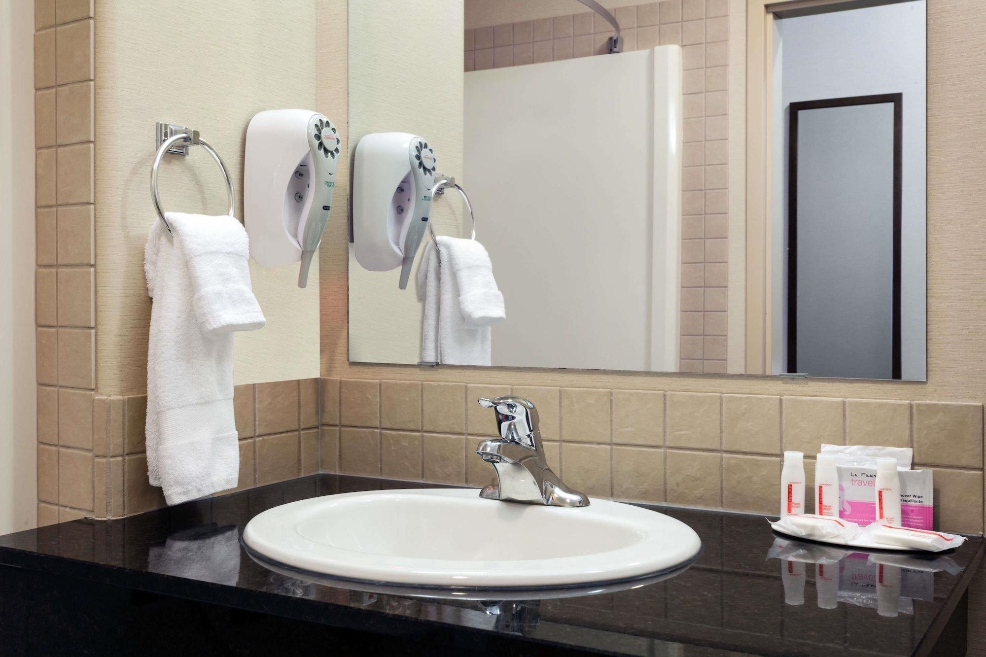 รามาดา บาย วินด์แฮม วีย์เบิร์น Hotel Weyburn ภายนอก รูปภาพ