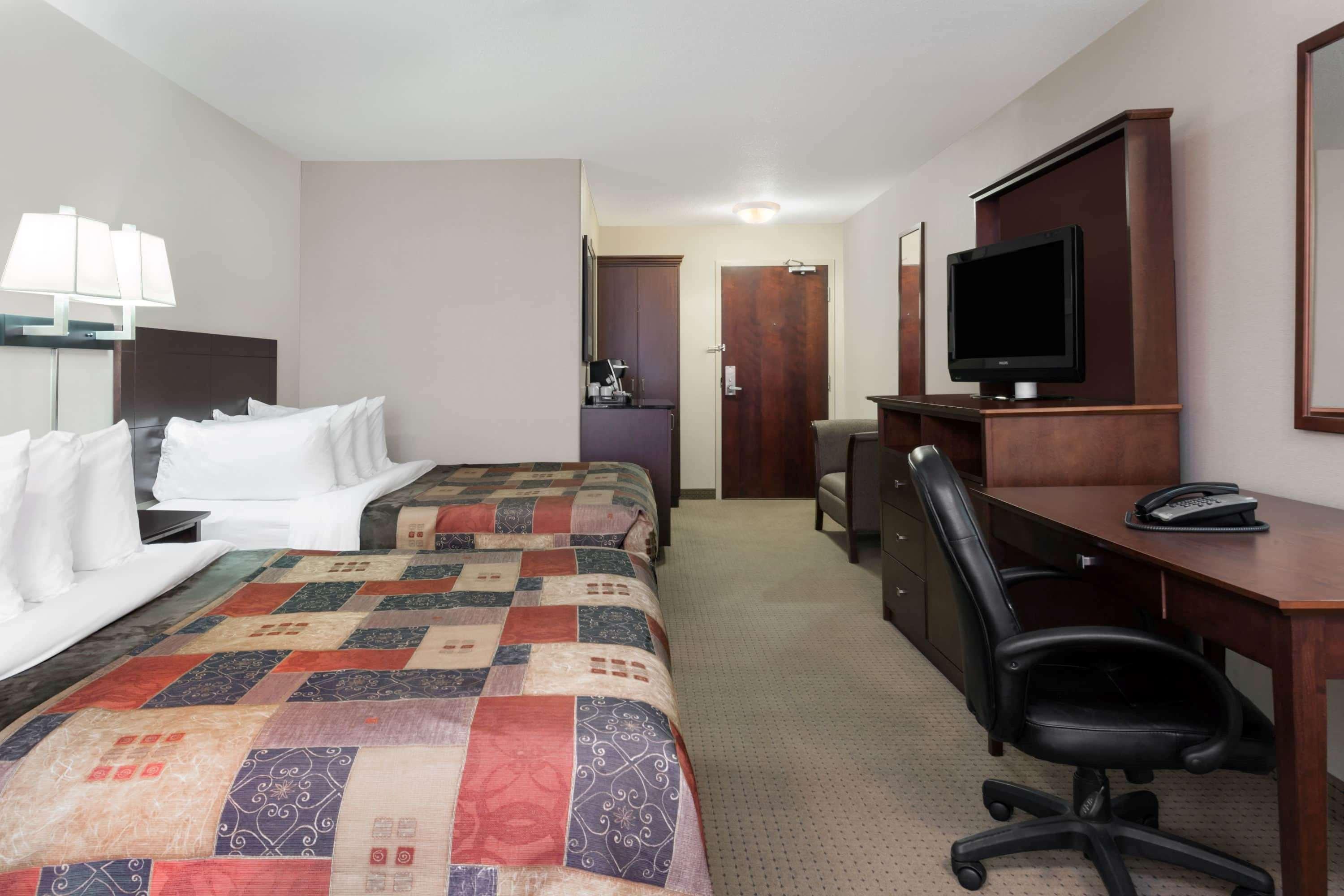 รามาดา บาย วินด์แฮม วีย์เบิร์น Hotel Weyburn ภายนอก รูปภาพ