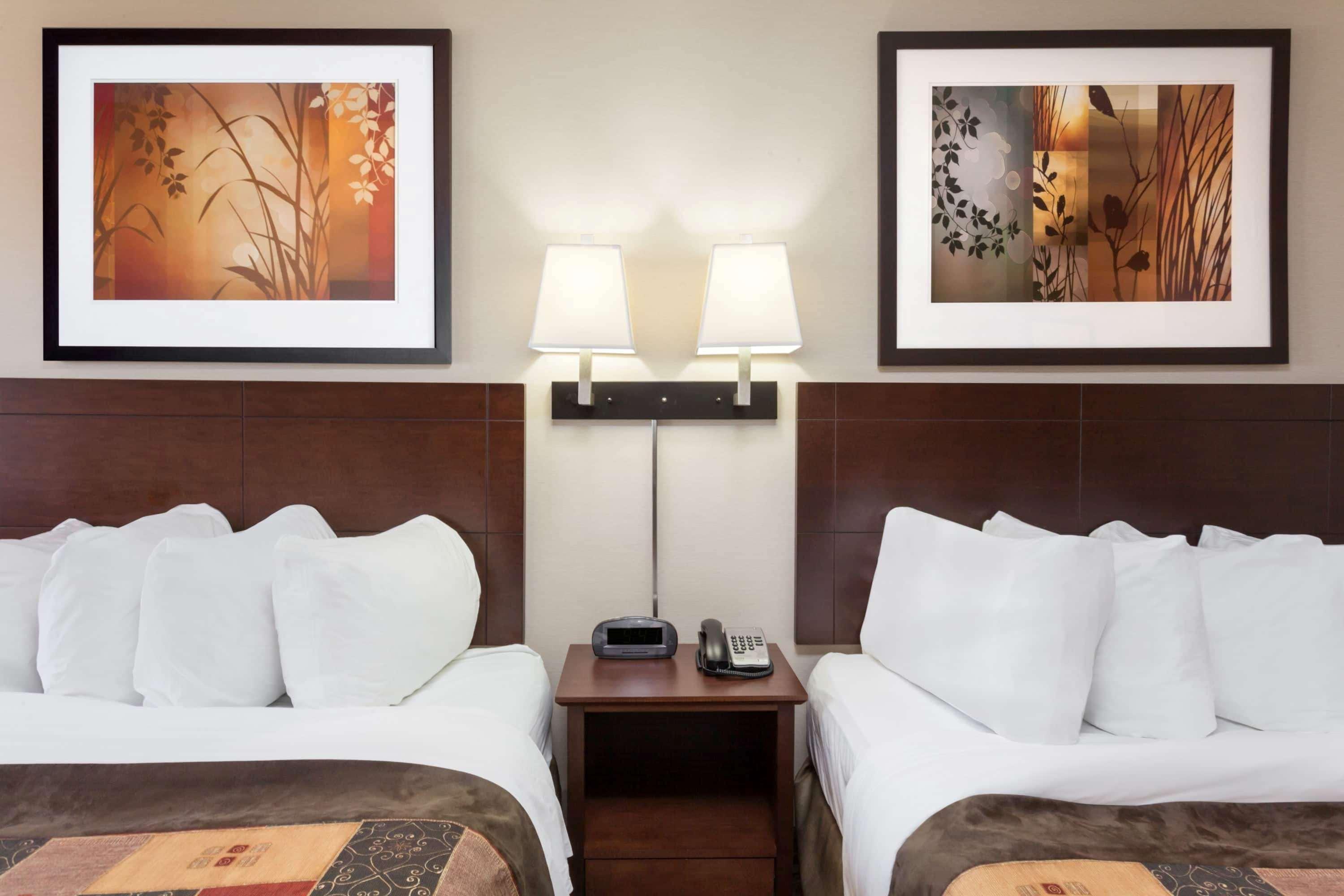 รามาดา บาย วินด์แฮม วีย์เบิร์น Hotel Weyburn ภายนอก รูปภาพ