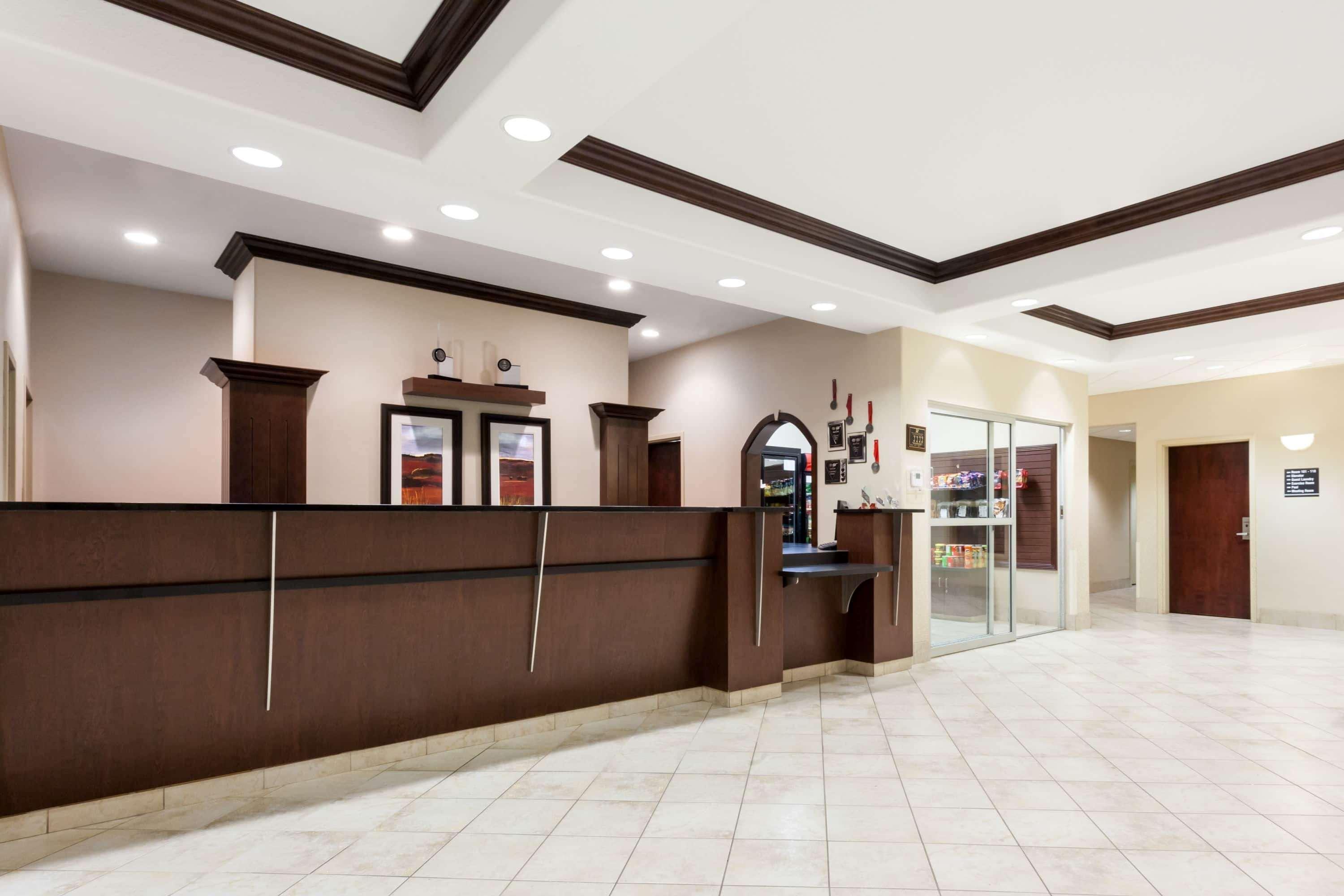 รามาดา บาย วินด์แฮม วีย์เบิร์น Hotel Weyburn ภายนอก รูปภาพ