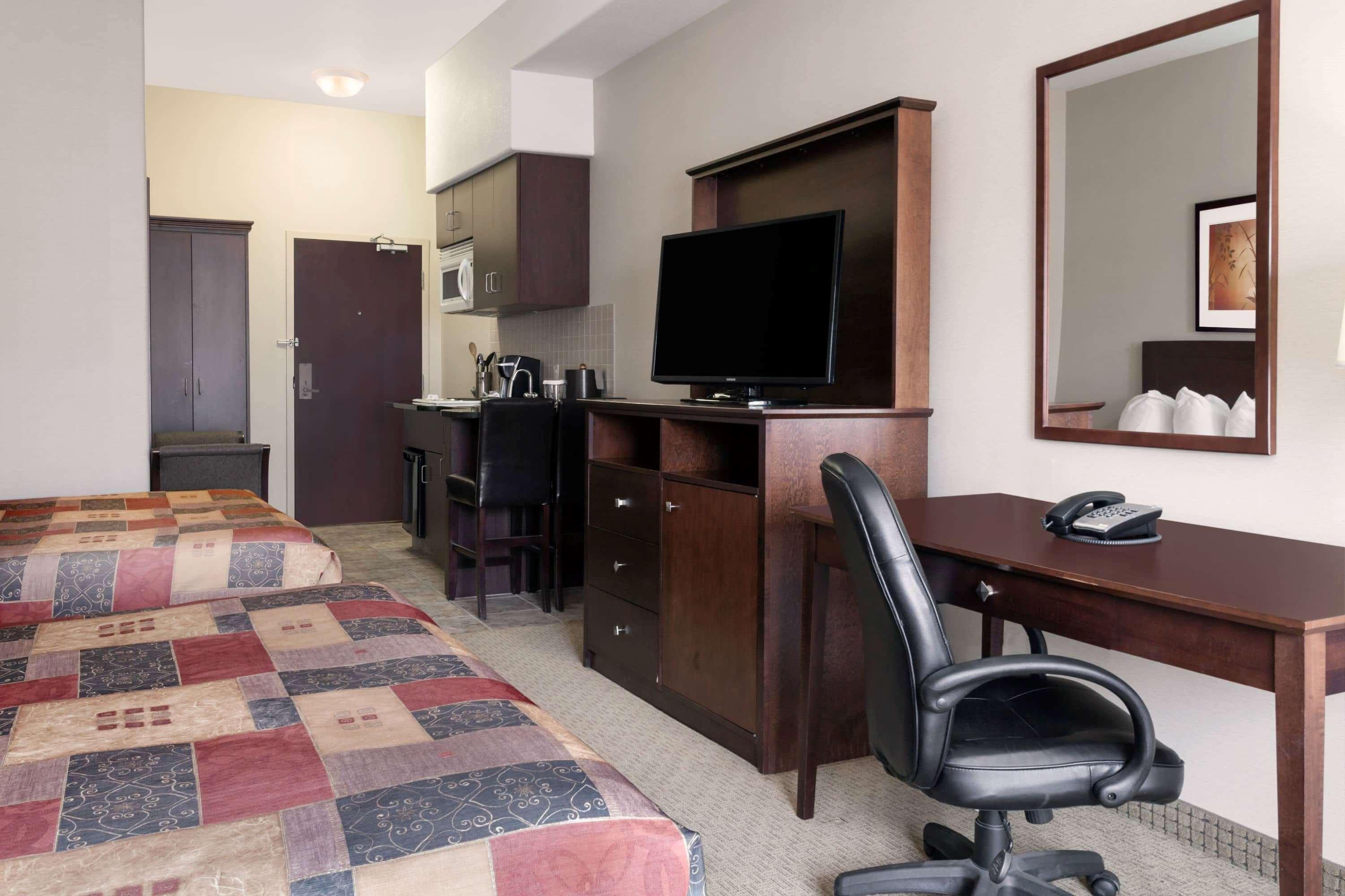 รามาดา บาย วินด์แฮม วีย์เบิร์น Hotel Weyburn ภายนอก รูปภาพ