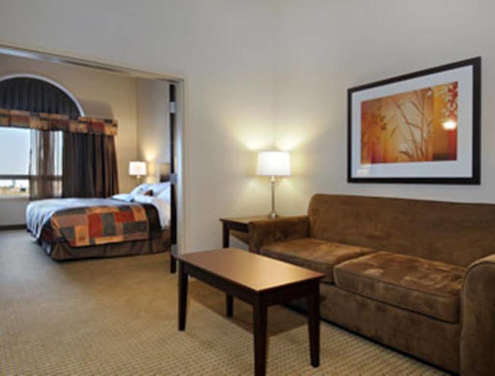 รามาดา บาย วินด์แฮม วีย์เบิร์น Hotel Weyburn ภายนอก รูปภาพ