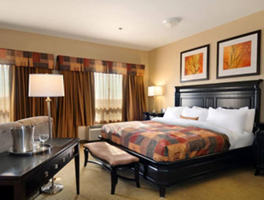 รามาดา บาย วินด์แฮม วีย์เบิร์น Hotel Weyburn ภายนอก รูปภาพ