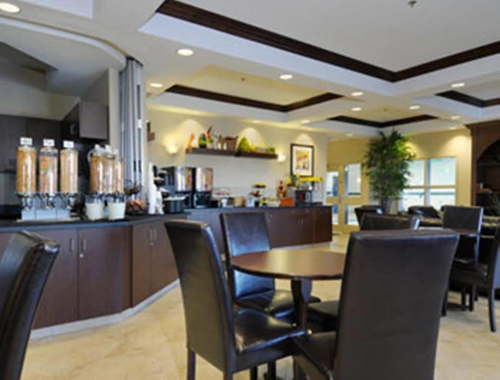 รามาดา บาย วินด์แฮม วีย์เบิร์น Hotel Weyburn ภายนอก รูปภาพ