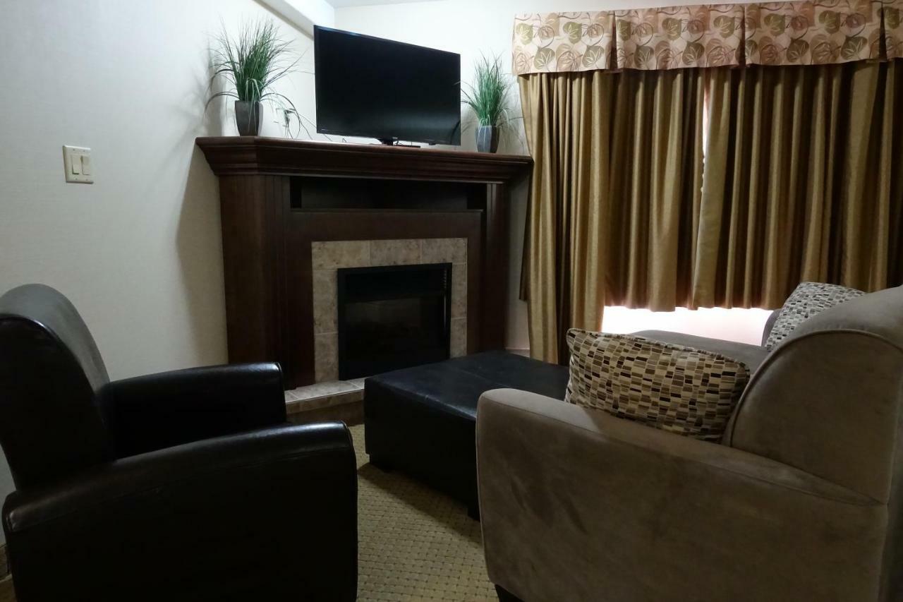รามาดา บาย วินด์แฮม วีย์เบิร์น Hotel Weyburn ภายนอก รูปภาพ