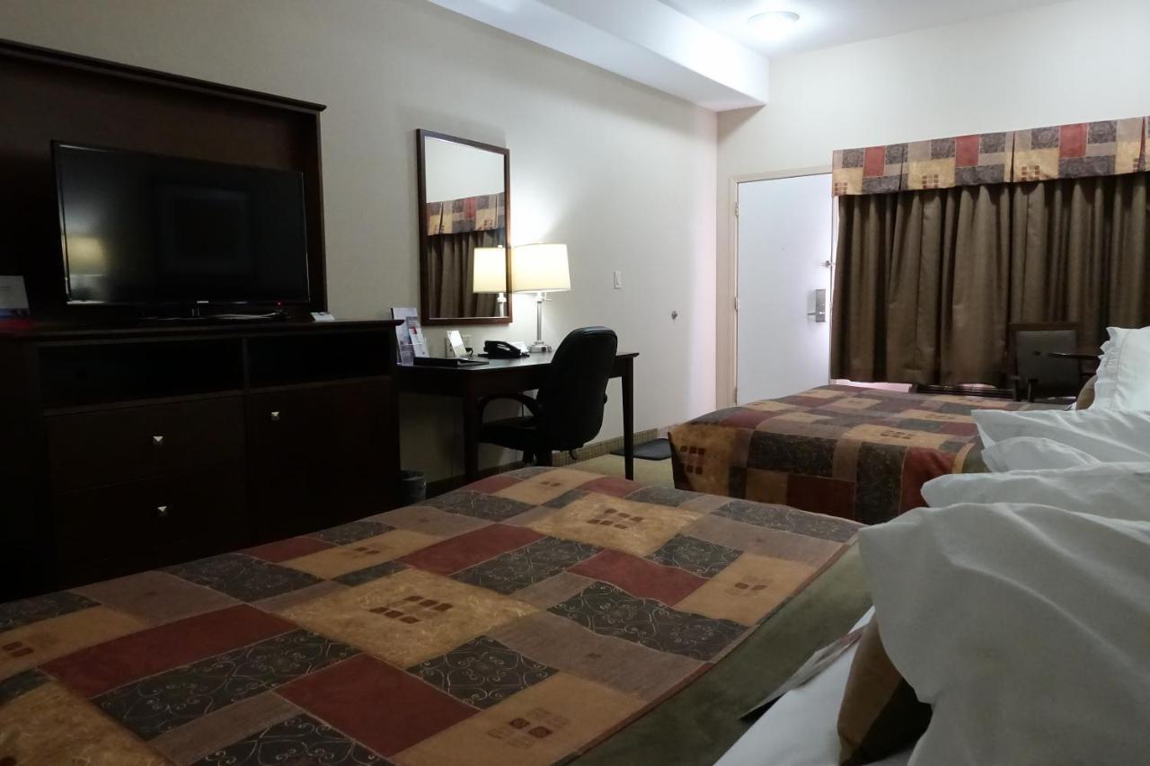 รามาดา บาย วินด์แฮม วีย์เบิร์น Hotel Weyburn ภายนอก รูปภาพ
